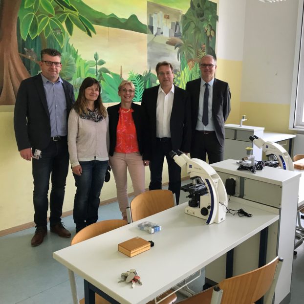 Übergabe der ZEISS Mikroskope am Schiller-Gymnasium in Eisenberg